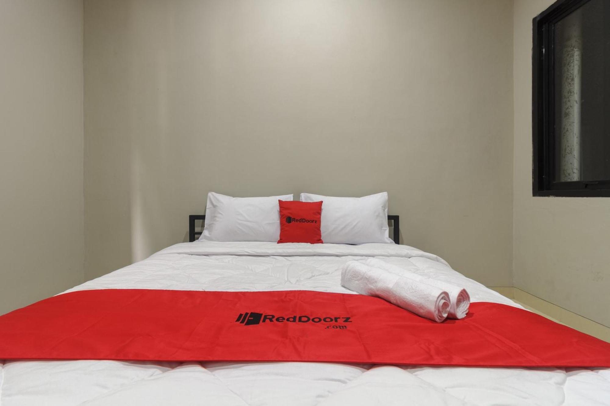 RedDoorz near Puri Indah Mall Dżakarta Zewnętrze zdjęcie