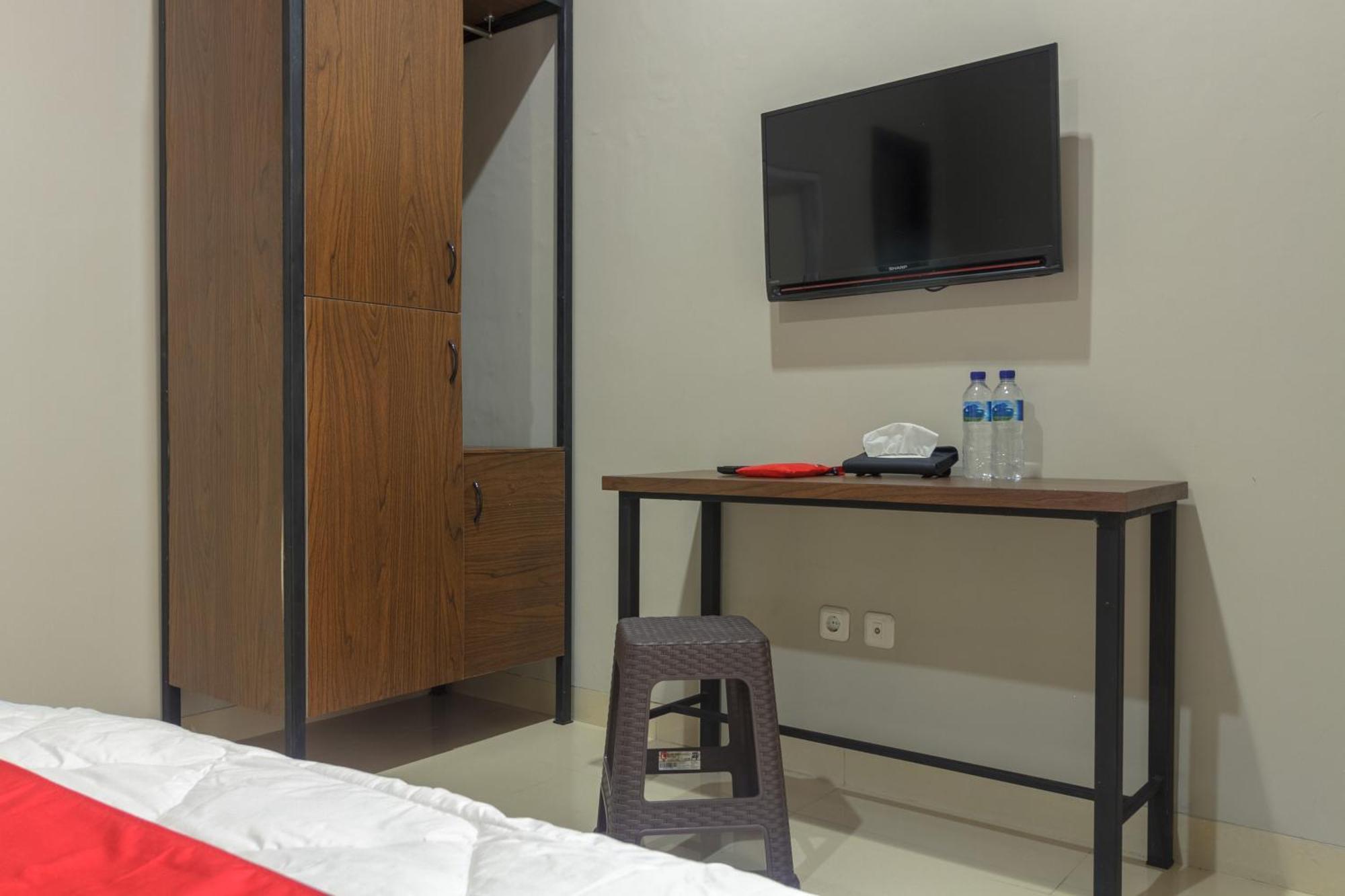RedDoorz near Puri Indah Mall Dżakarta Zewnętrze zdjęcie