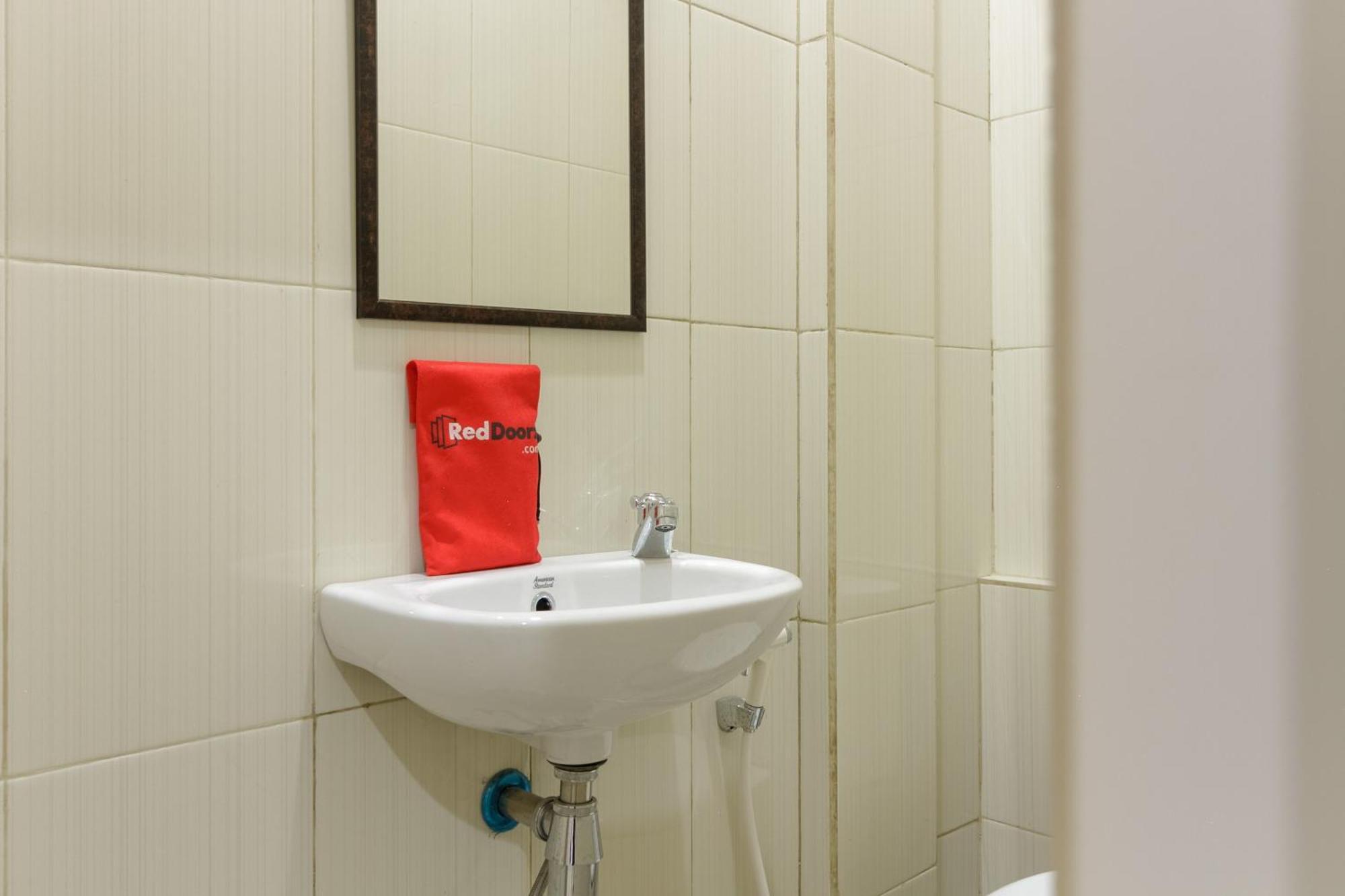 RedDoorz near Puri Indah Mall Dżakarta Zewnętrze zdjęcie