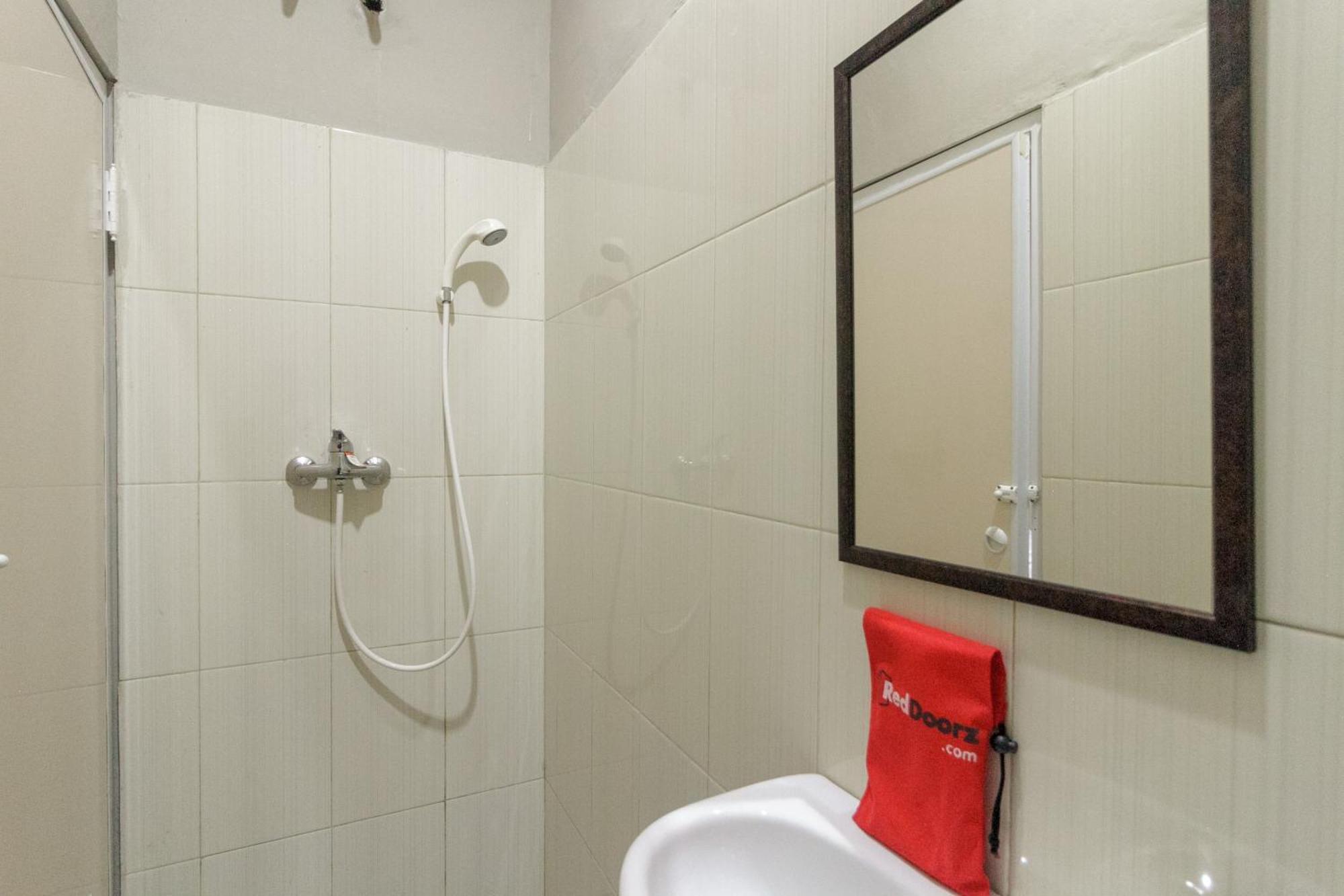 RedDoorz near Puri Indah Mall Dżakarta Zewnętrze zdjęcie